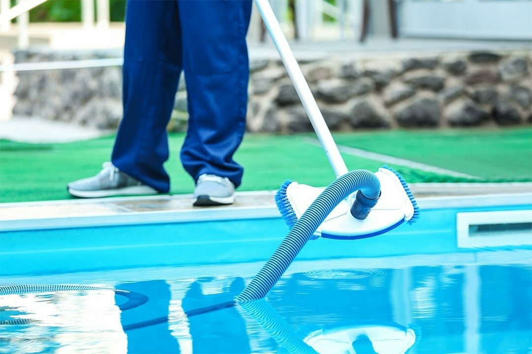 شركة تنظيف مسابح في العين لخدمات سريعة وفعالة
