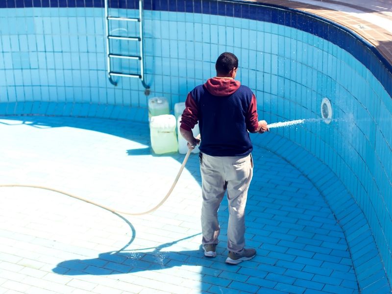 شركة تنظيف مسابح في دبي