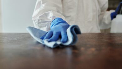 عاملات تنظيف بالساعة في عجمان