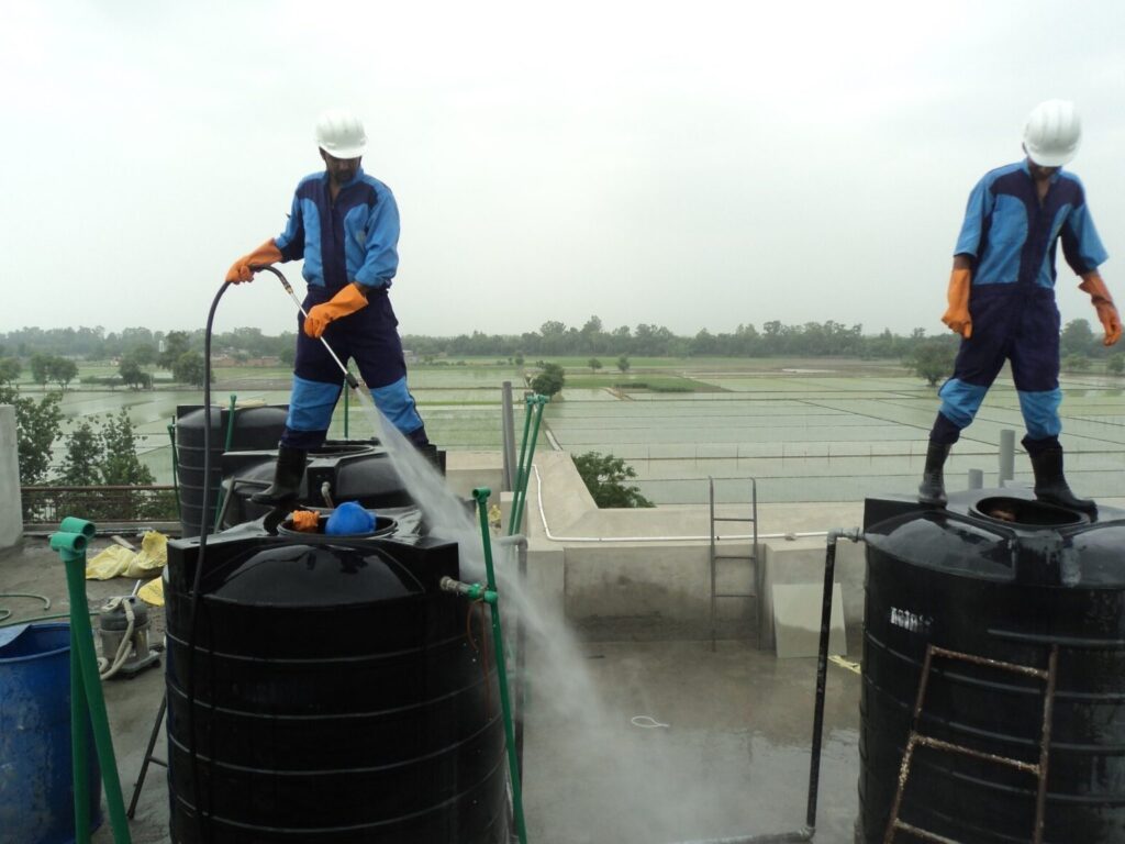 شركة تنظيف خزانات في ام القيوين