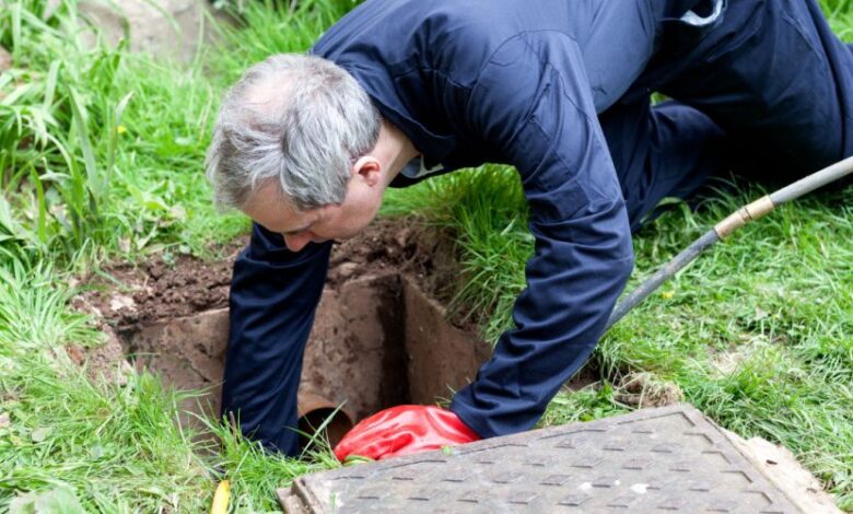 عامل تسليك مجاري